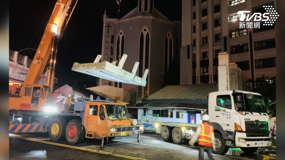 深夜拆陸橋失誤！　吊車一晃撞民宅屋簷缺角