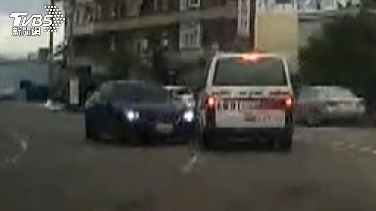 半夜打遊戲口角　19歲女創傷119送醫　45歲男友意外撞翻那輛救護車