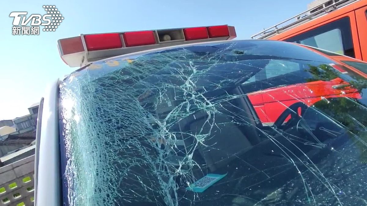 救護車被撞翻！　肇事者是剛剛載的女傷患朋友