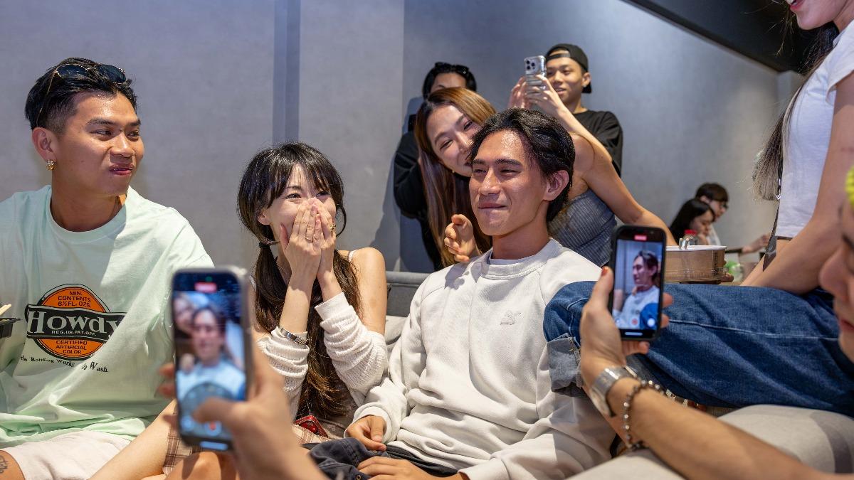 逢金曲人入圍公佈,全場齊聚為入圍最佳華語男歌手的柏霖PoLin獻上第一手祝賀。(圖/文策院/WCM提供)