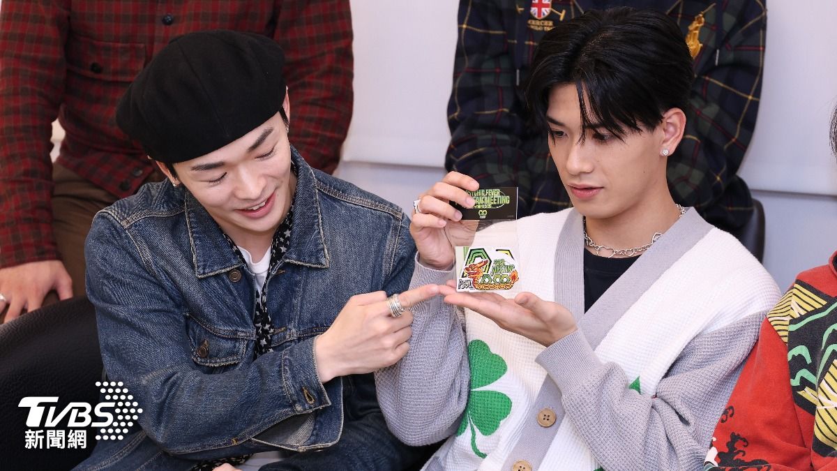 PSYCHIC FEVER為明天活動特別設計龍舟造型貼紙。（圖／張哲鳴攝）