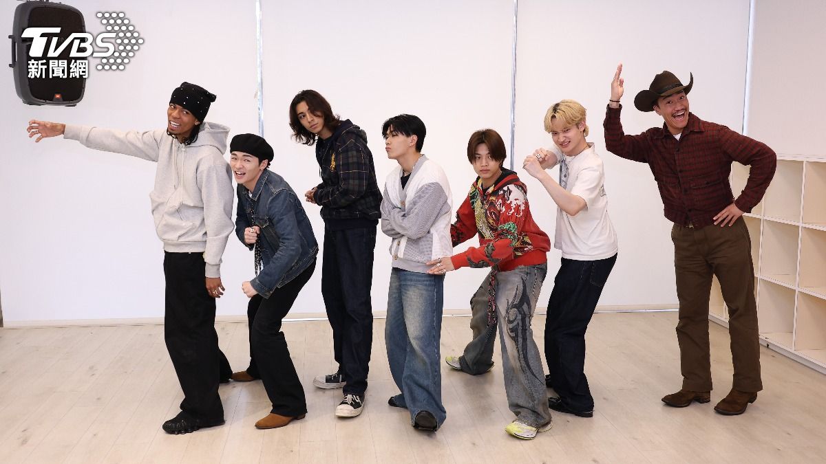 左起為JIMMY、中西椋雅、WEESA、小波津志、半田龍臣、渡邊廉跟劍，全員模擬划龍舟的樣子，劍（右一）在「船尾」跳剉冰舞。（圖／張哲鳴攝）