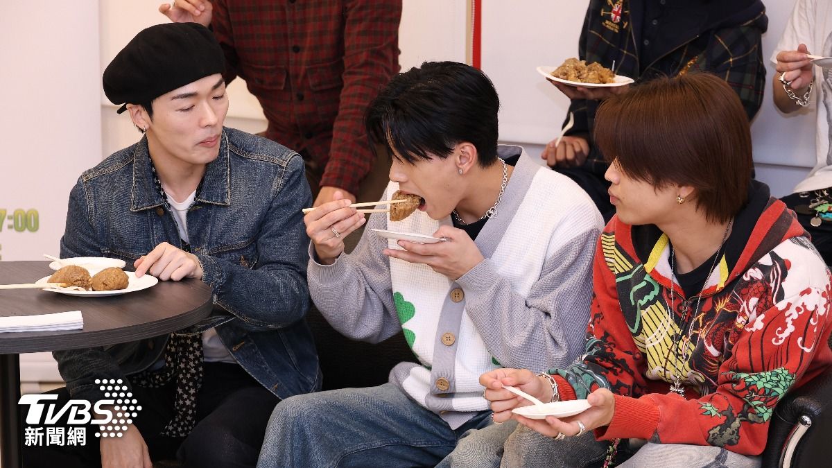 成員們不顧形象狂吃。（圖／張哲鳴攝）