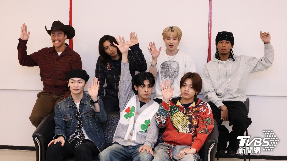 舉起右手的劍、渡邊廉、小波津志跟半田龍臣喜歡北部粽，舉起左手的WEESA、JIMMY跟渡邊廉喜歡南部粽。（圖／張哲鳴攝）