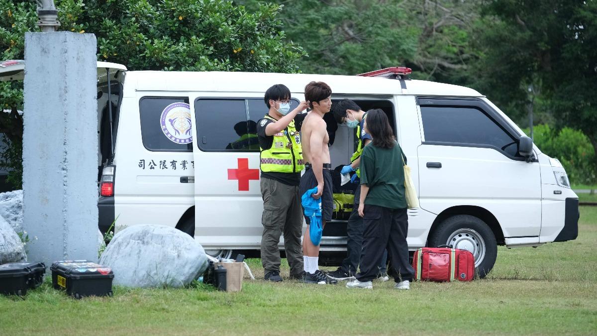 卞慶華挑戰拔河吃西瓜關卡,奮力向前脖子勒出紅痕,救護車緊急擦藥。(圖/東森提供)