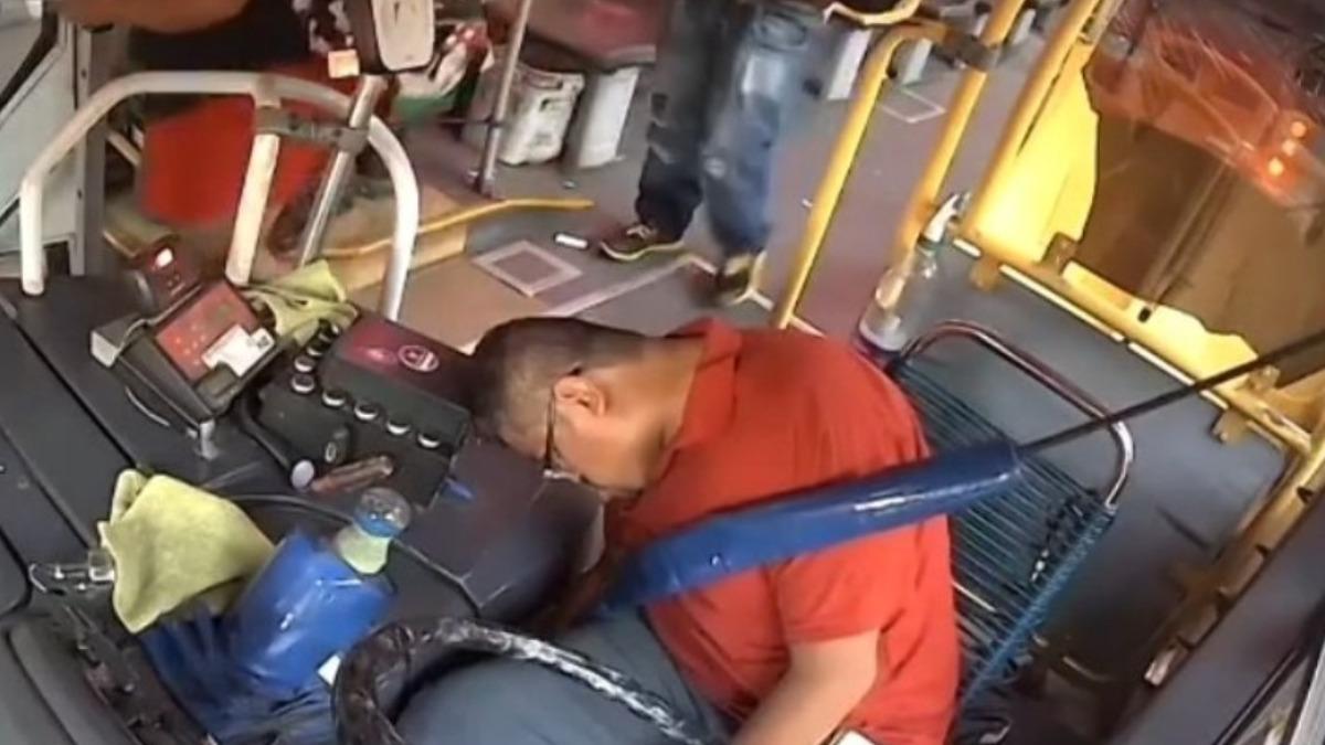 有片／公車拋錨乘客竟怒踹、持保溫瓶重擊　司機昏迷命危