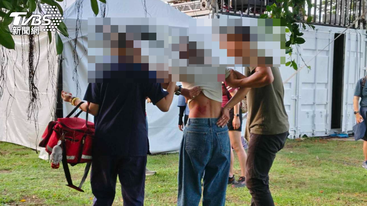 女子背部遭到突然斷裂的樹幹壓傷。（圖／TVBS）