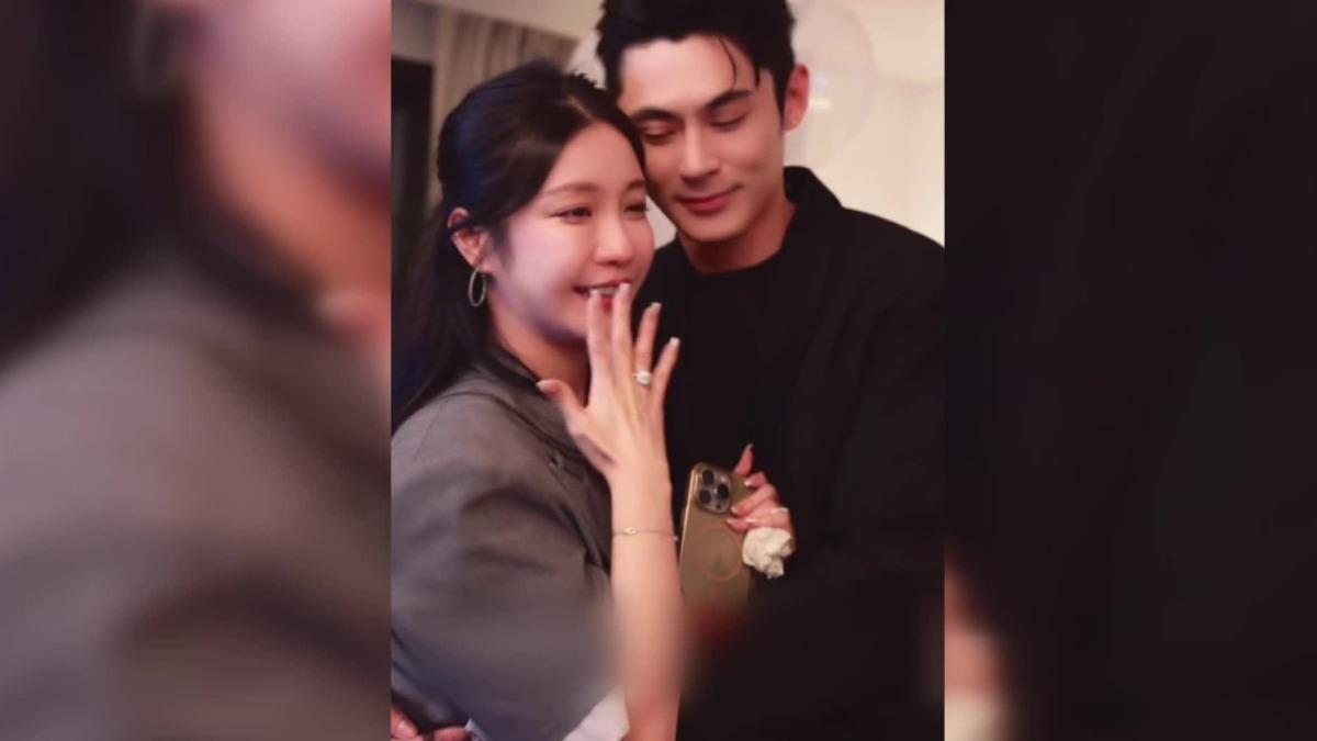 陳奕求婚成功大淚崩！單膝跪地「超大鑽戒」套牢五分埔成衣千金