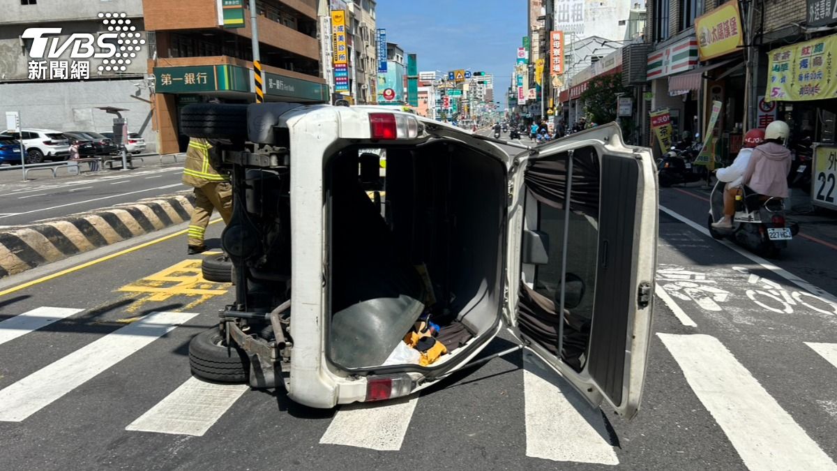 快訊／端午立蛋你立車！台南男自撞分隔島　車翻覆卡路中央