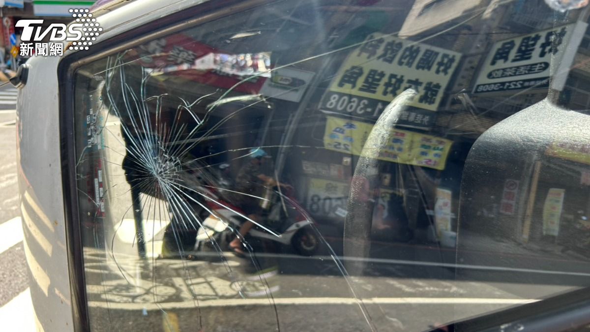 擋風玻璃碎裂。（圖／TVBS）