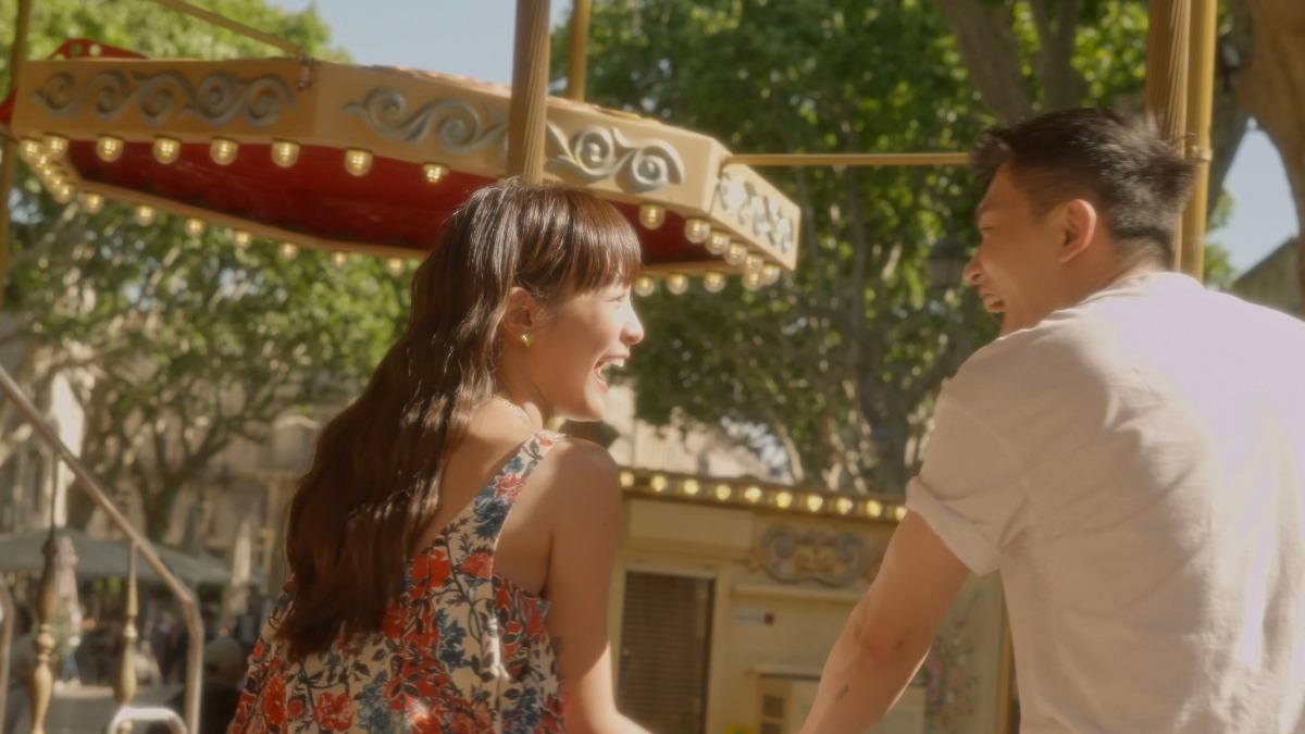 王淨（左）攜手「南法限定男友」漫步街頭。（圖／狗狗與花提供）