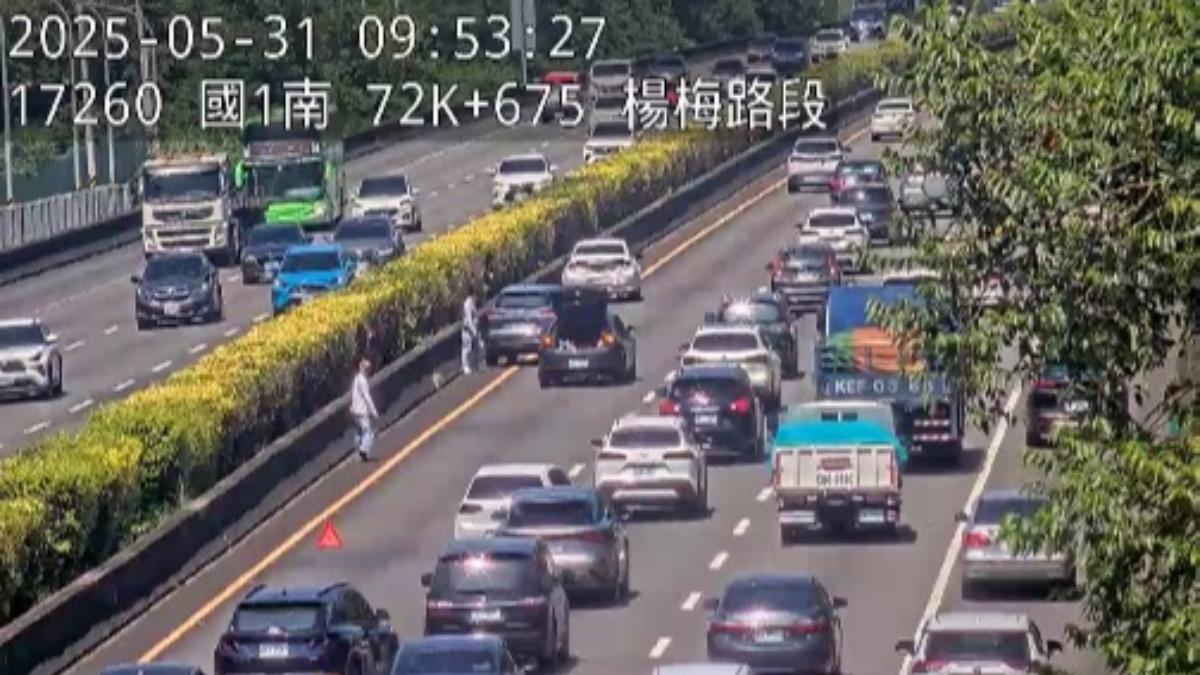 國1南向73公里處發生3輛小客車追撞事故，占用內線車道。（圖／高公局提供）