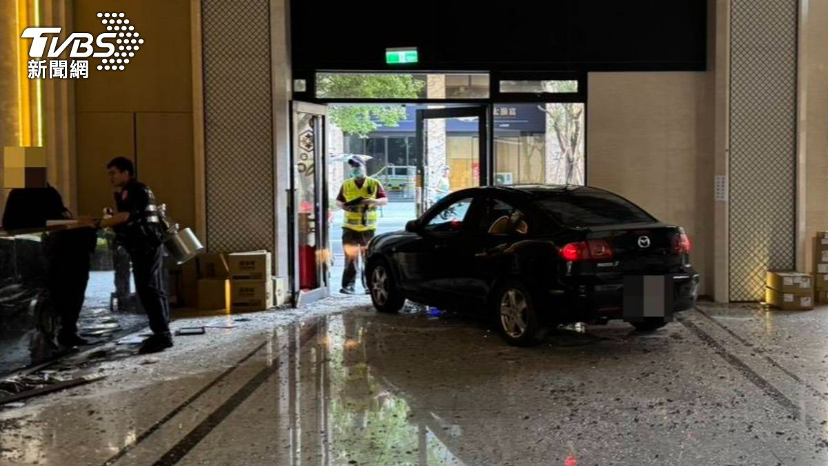 桃園男爛醉與警衛吵架！家人不挺他怒了　竟帶3歲兒開車撞大廳