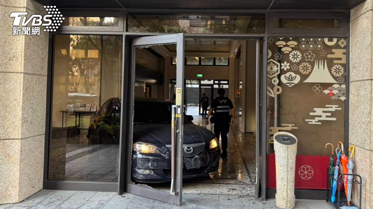 桃園男酒後帶3歲兒駕車撞大廳。（圖／TVBS）