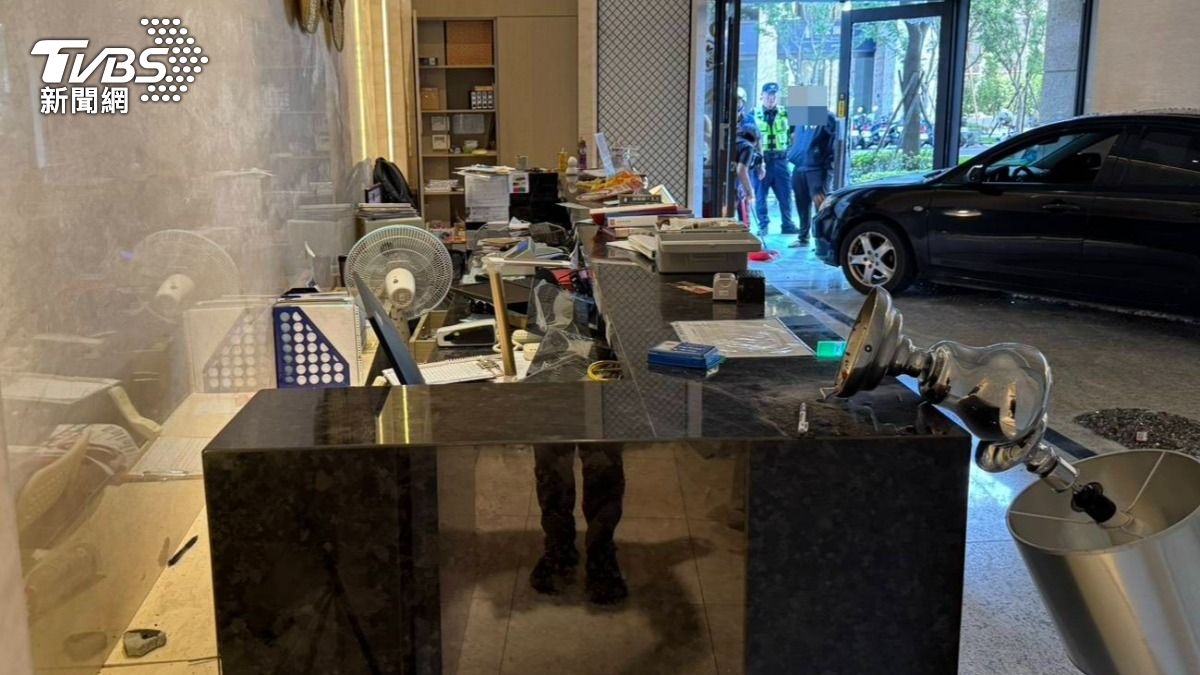 桃園男酒後帶3歲兒駕車撞大廳，櫃檯全部移位。（圖／TVBS）