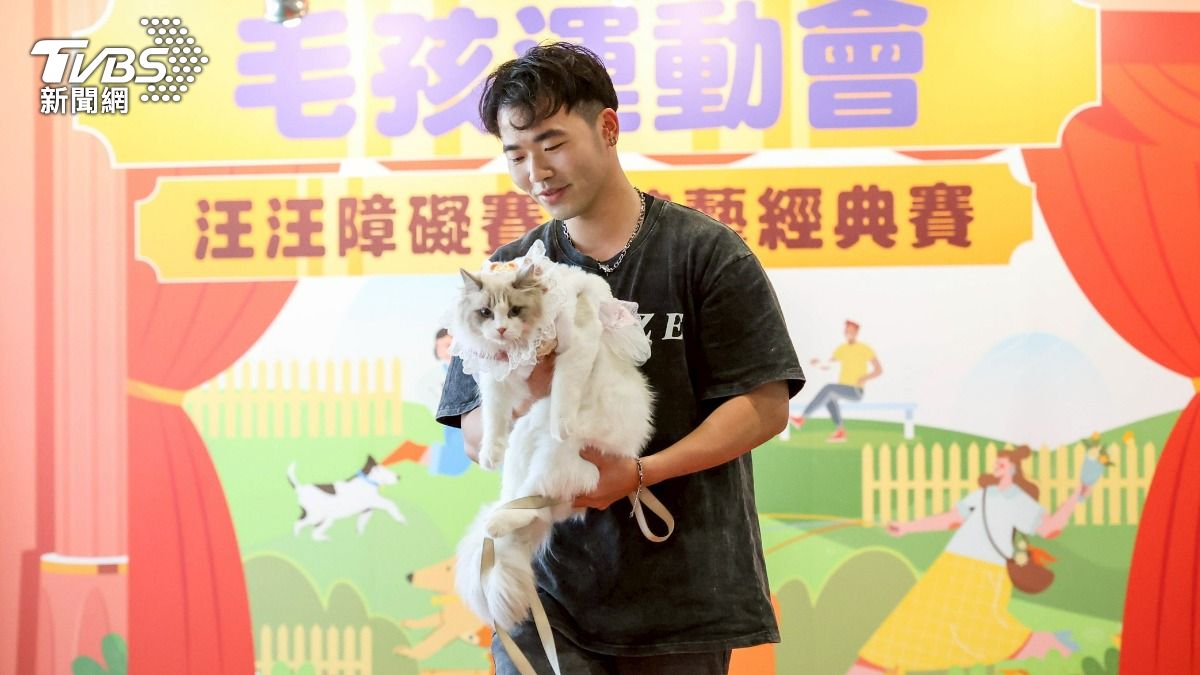 寵物展中特別活動，家長帶毛孩參加寵物時裝秀。（圖／華子琛攝）