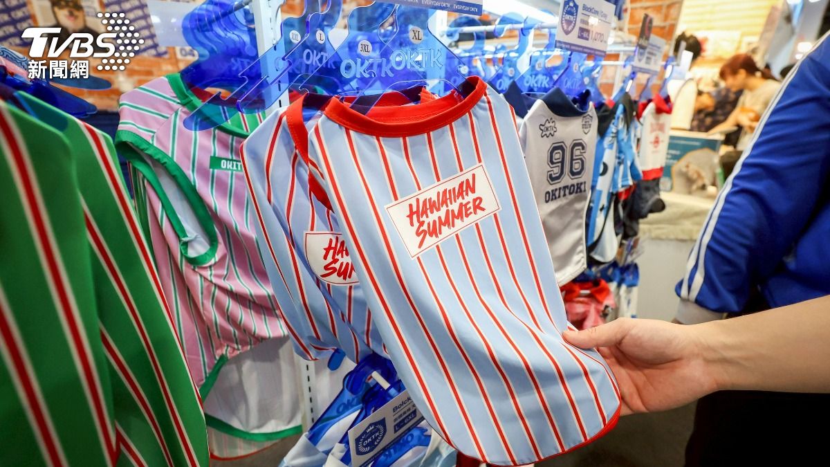 韓國廠商帶來涼感狗狗衣服。（圖／華子琛攝）