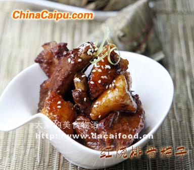 煎粽子與排骨一同翻炒變成「紅燒排骨粽」。（圖／翻攝自「愛料理」）