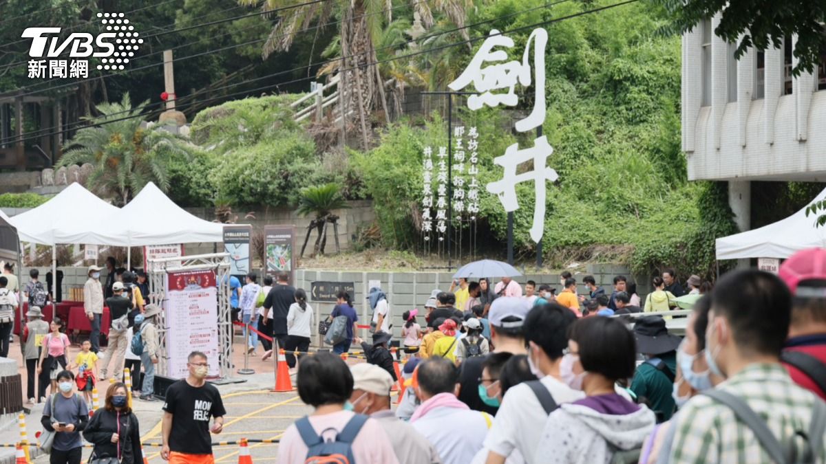 搶端午「午時水」人潮爆滿　台中劍井限量500瓶秒殺