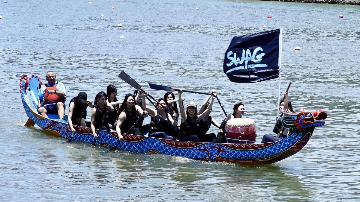 SWAG女神隊今年首次參加台北國際龍舟錦標賽小型龍舟女子組，成為全場嬌點。（圖／SWAG提供）