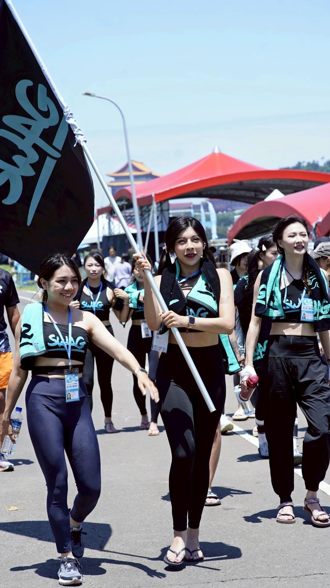 SWAG女神隊完賽後，粉絲夾道應援凱旋，人氣爆棚。（圖／SWAG提供）