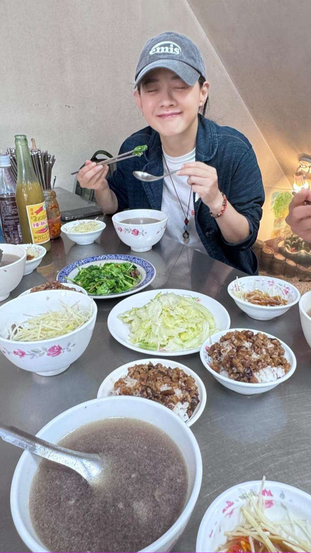 眼尖的網友從曾寶儀Po出的照片中找到店家線索。（圖／翻攝自曾寶儀 臉書）