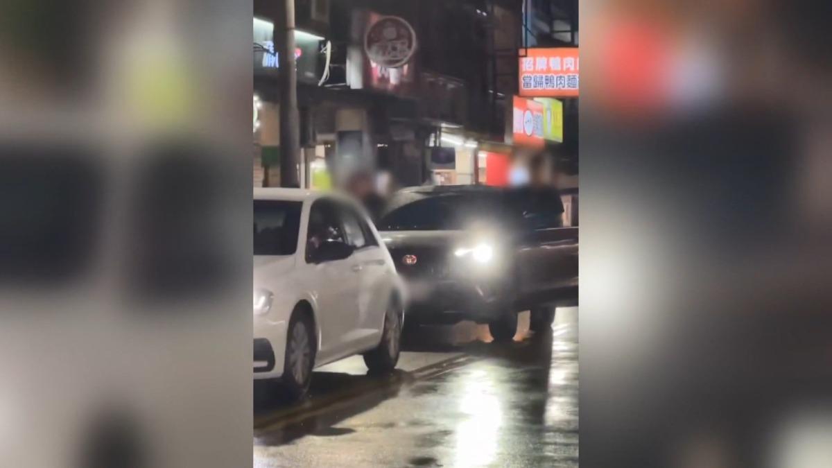 等平交道釀堵車！2男為「一聲叭」當街互嗆