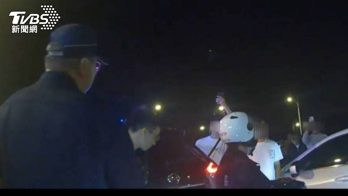 女警移置違規機車影片引來網友熱議。（圖／TVBS）