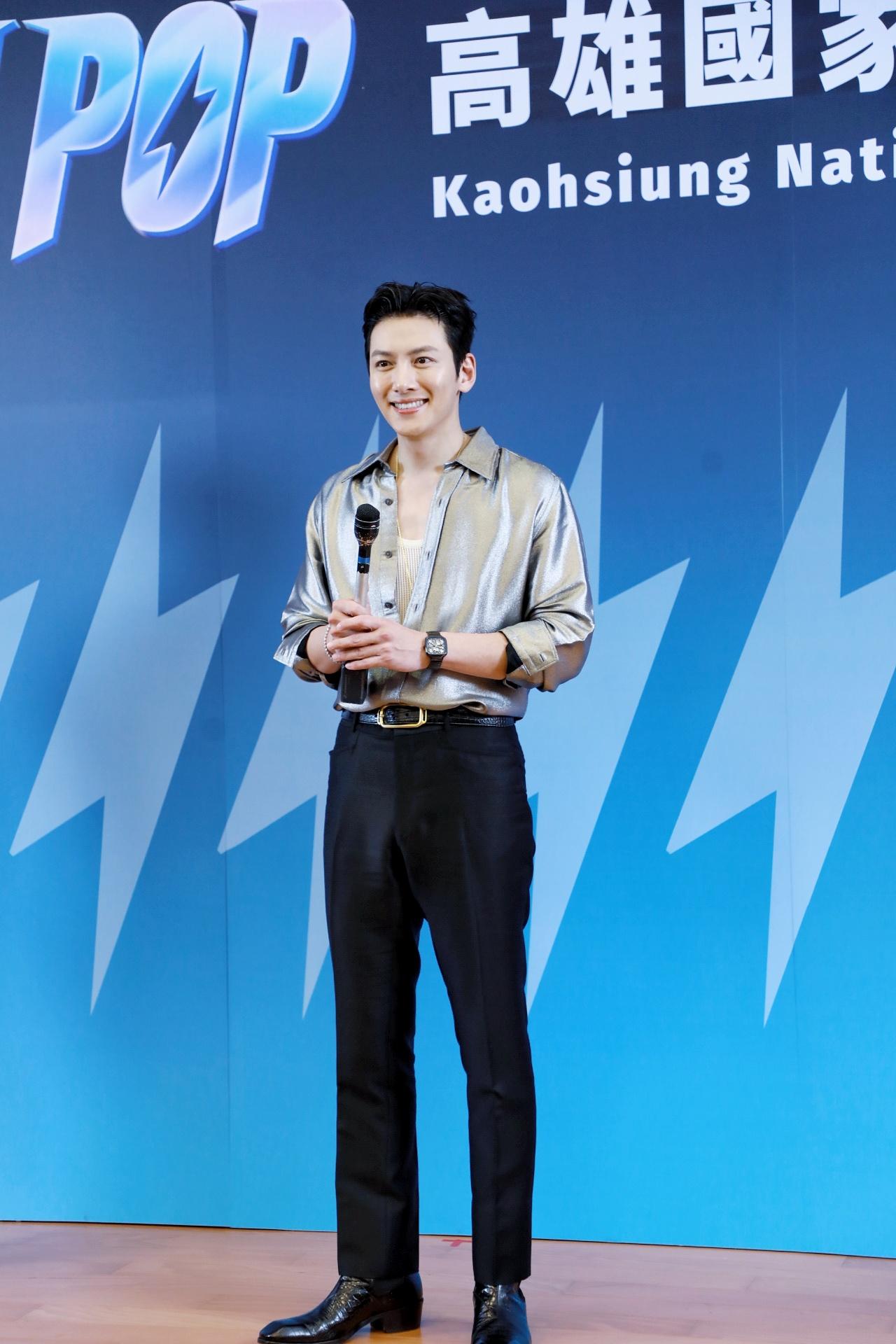 池昌旭以帥氣的銀色緞面服裝現身。（圖／林坤緯攝）