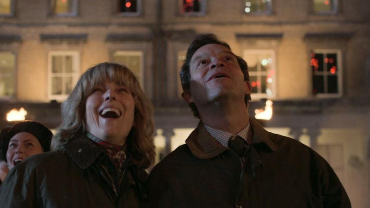 奧莉薇亞威廉絲（左）在《王冠》中飾演卡蜜拉王后。（圖／翻攝自Netflix ）