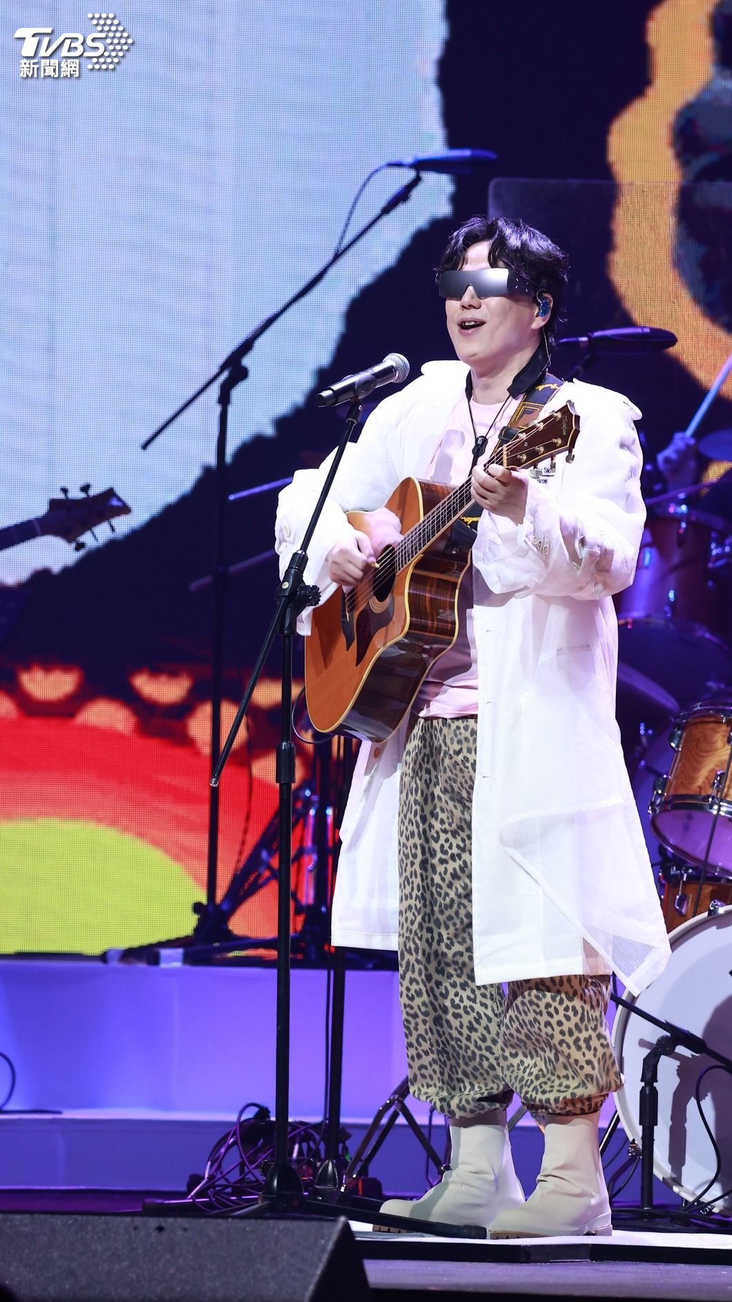 蕭煌奇展現多項樂器。 （圖／黃城碩攝）