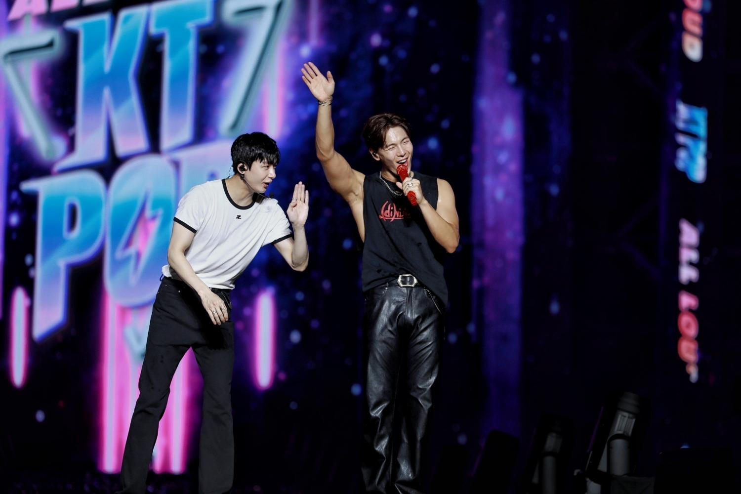 SHOWNU X HYUNGWON賣力演出,兩人都唱到全身溼。(圖/讀者提供)