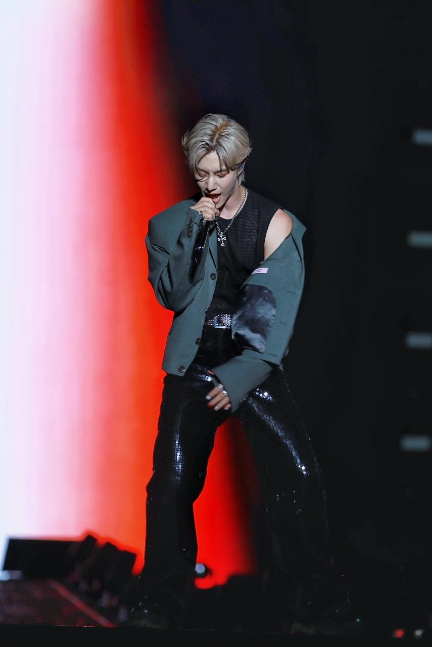 Mark唱到新歌就小露香肩。（圖／讀者提供）