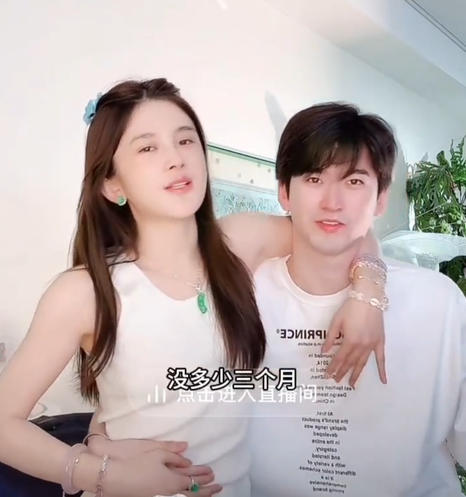 趙櫻子摸著肚皮透露已經3個月。（圖／翻攝自微博）