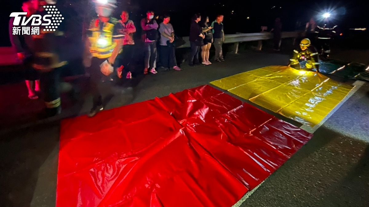 南投縣消防局啟動大量傷病患機制，將11名傷患依傷勢程度分類。（圖／TVBS）