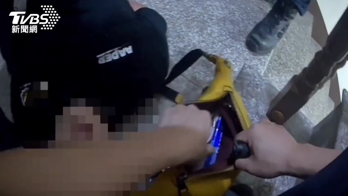 通緝拒檢逃回家躲半天　出門見警還想躲