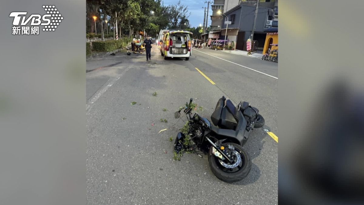 疑過彎速度快! 2菲籍男大生「自撞路緣石」身亡