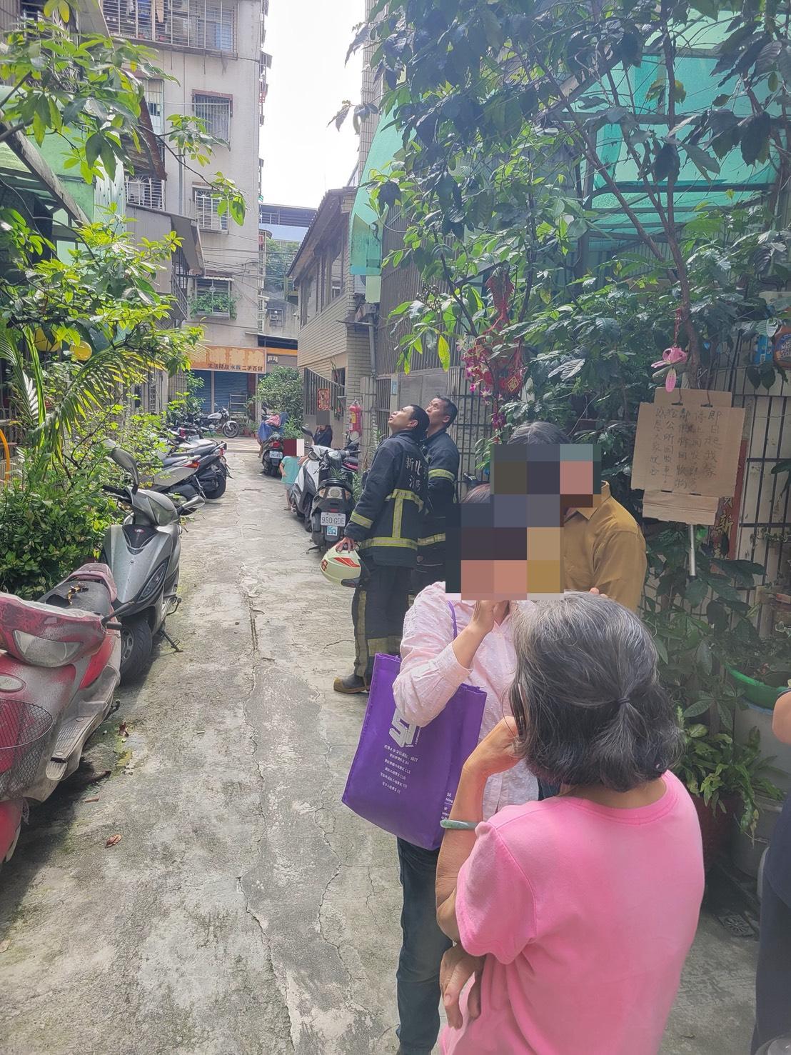 附近居民到場查看。（圖／民眾提供）