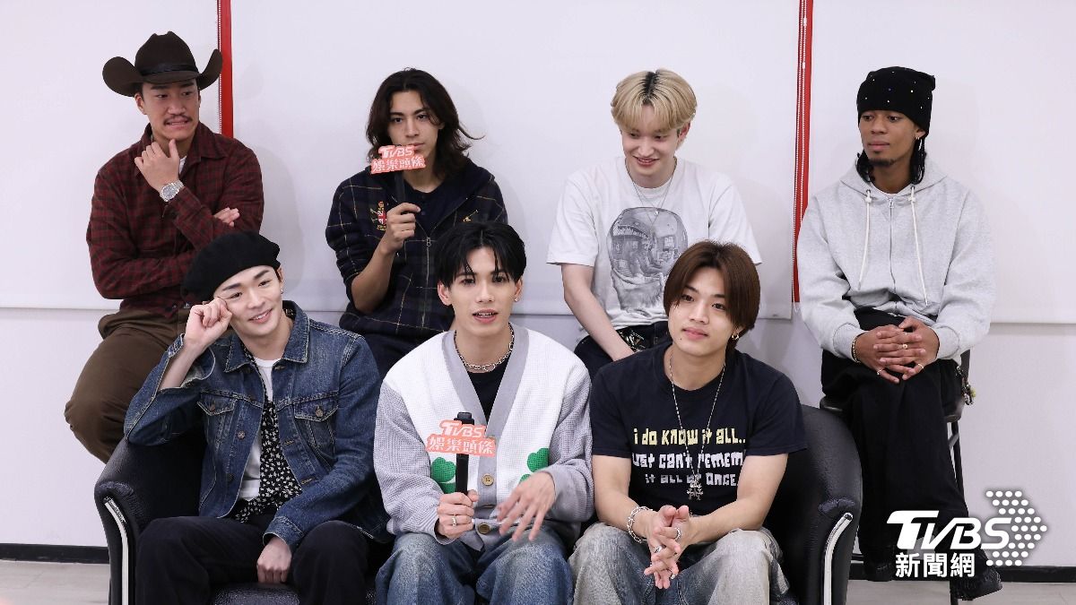 PSYCHIC FEVER成員後排左起為劍、WEESA、渡邊廉、JIMMY,前排左起為中西椋雅、小波津志跟半田龍臣。(圖/張哲鳴攝)