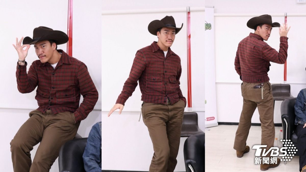 劍一被點到名就毫不猶豫擺出多種姿勢。(圖/張哲鳴攝)