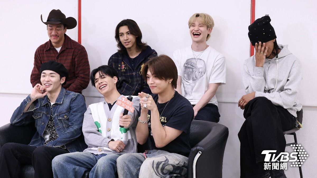 「龍臣醬」(前排右一)的表現似乎讓成員不忍卒睹。(圖/張哲鳴攝)