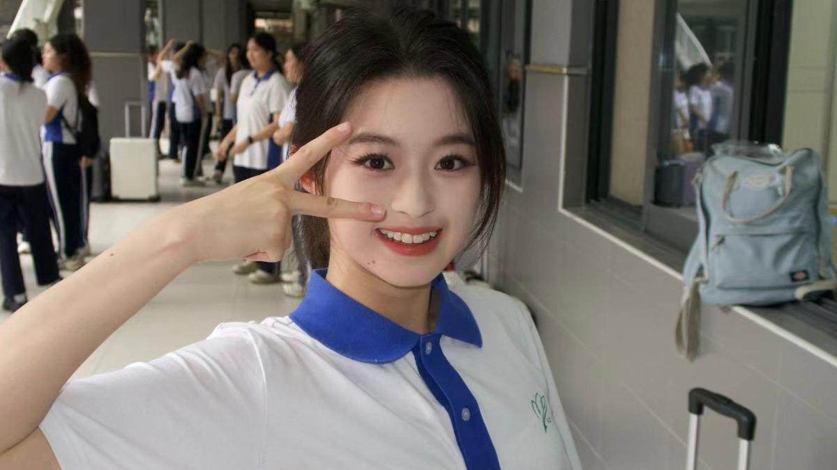 黃楊鈿甜因參加學校成年禮戴天價耳環，引起炫富爭議。（圖／翻攝自微博）