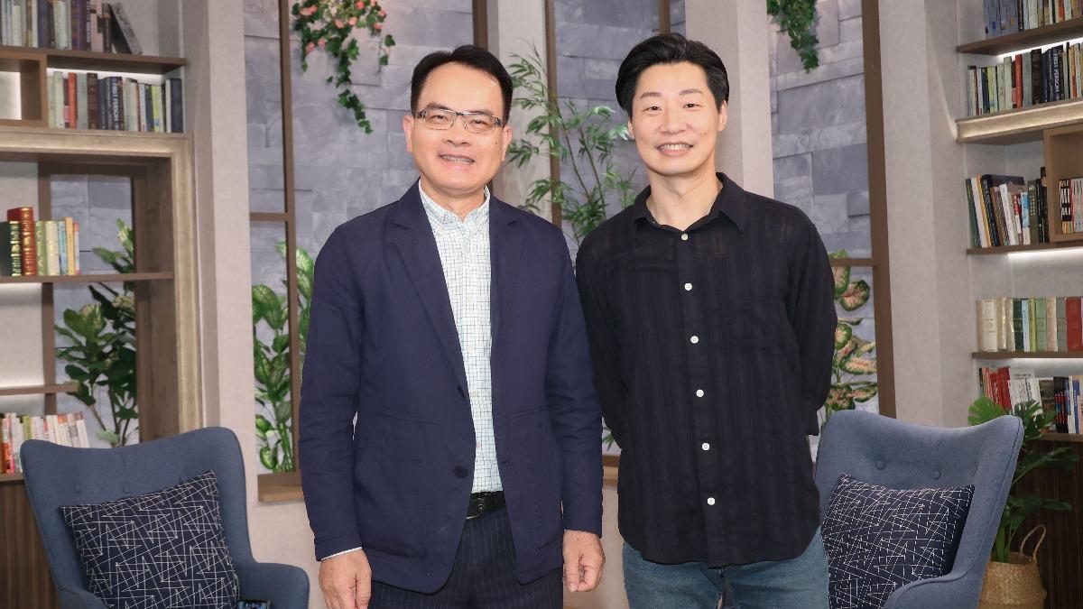 鄭弘儀和林昶佐在節目中對談。（圖／三立提供）