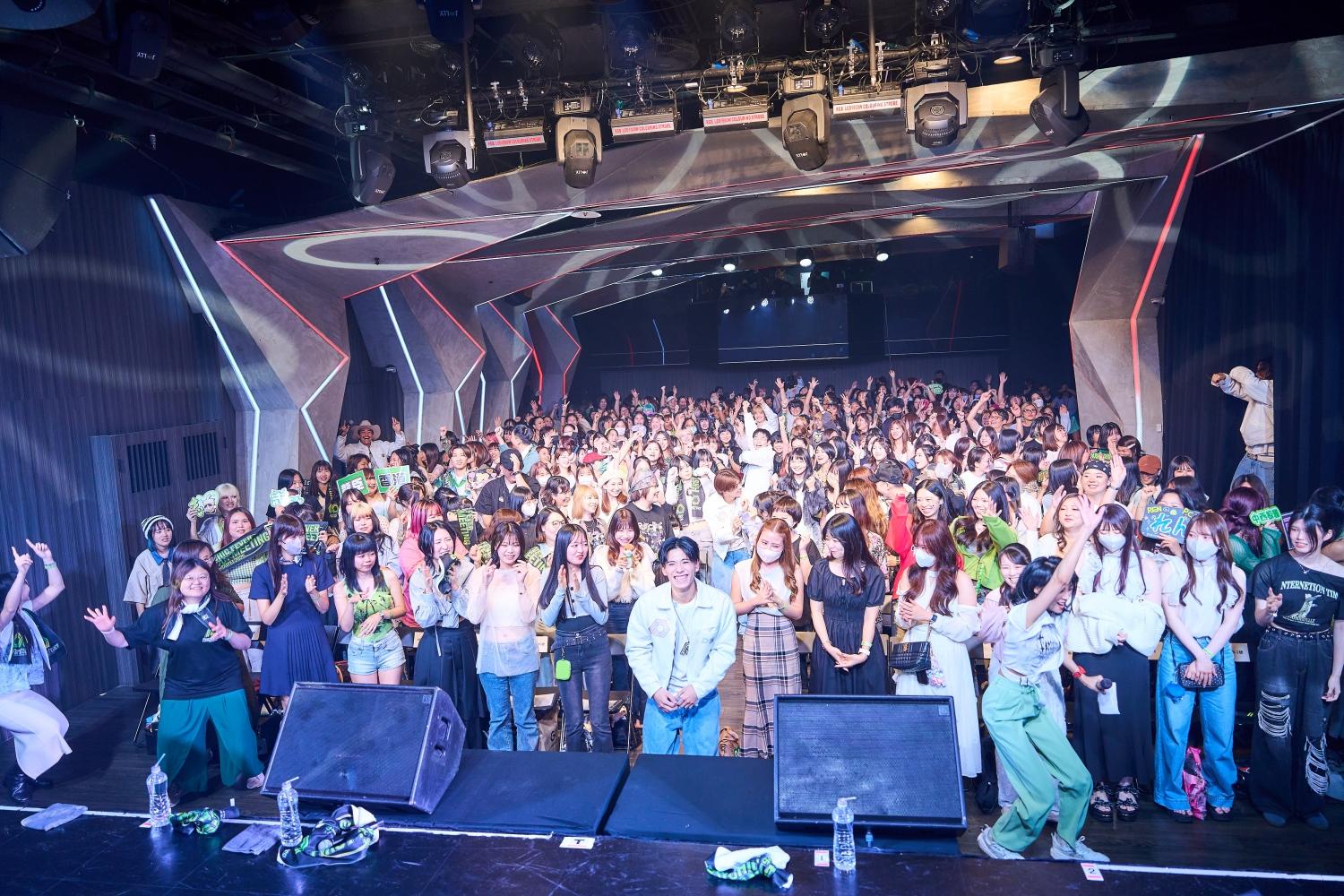 小波津志（前排正中間）嗨到下台。（圖／LDH愛夢悅提供）