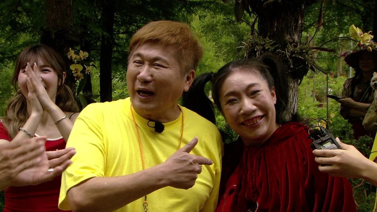 如花和胡瓜一起玩遊戲。（圖／民視提供）