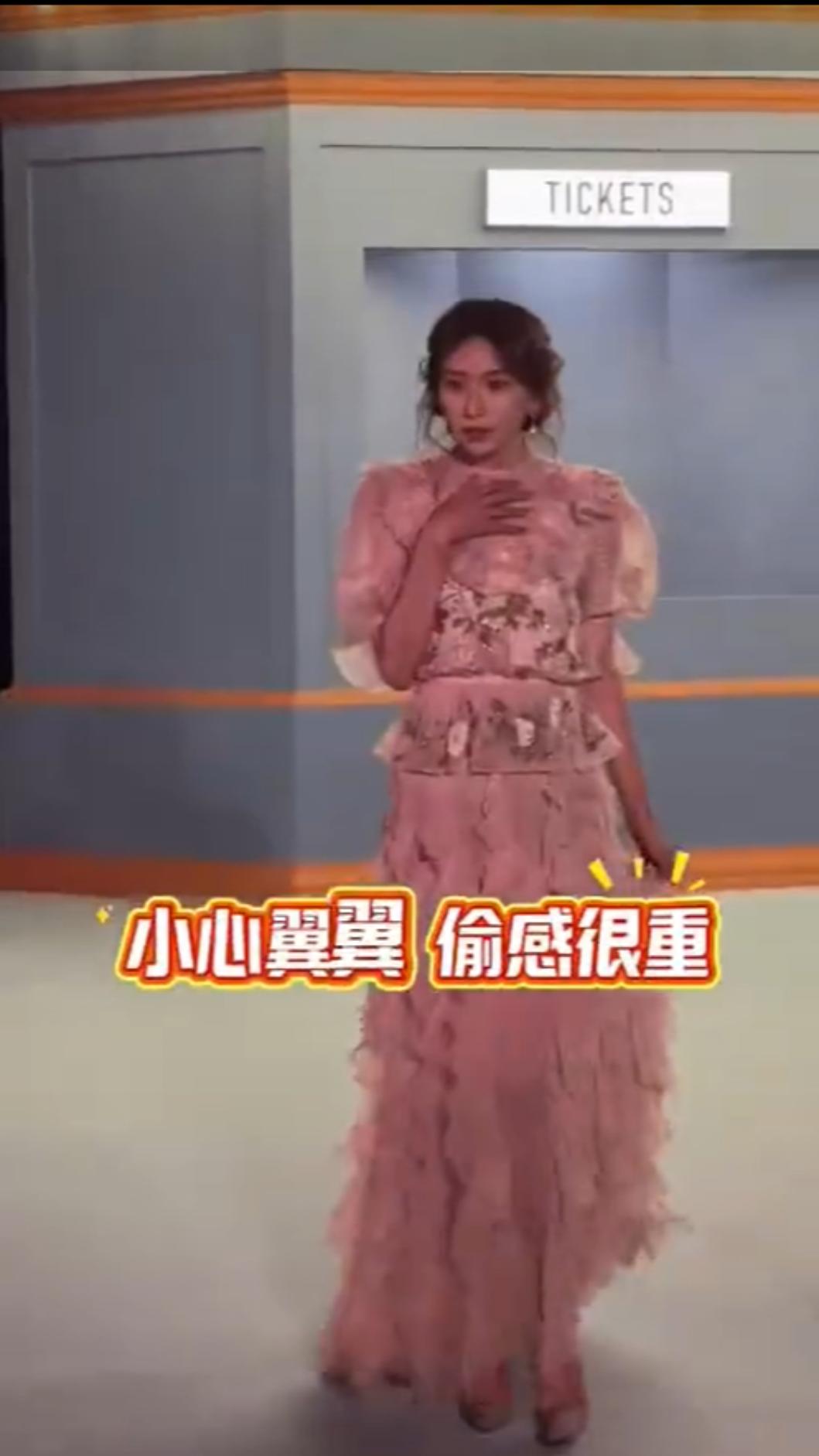 林志玲近期出席活動時走路姿勢遭網友批評。（圖／翻攝自微博）