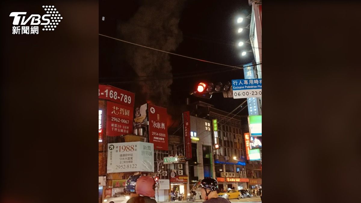火煙竄出！板橋燒烤店驚傳火警　疑排油煙管起火引祝融