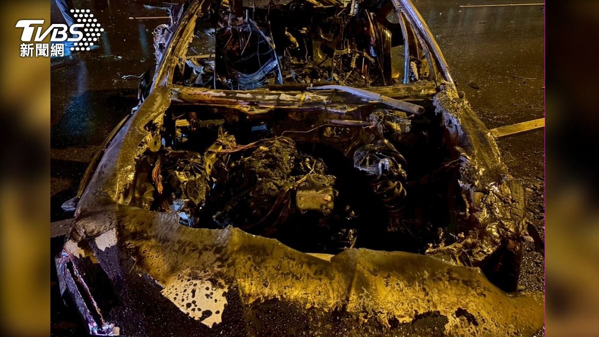 整台車輛燒成焦黑。（圖／TVBS）
