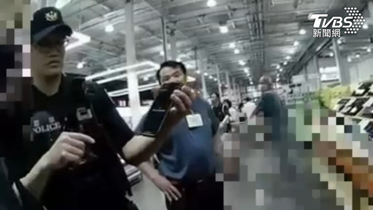 台南好市多爆偷拍，警方獲報趕往現場。（圖／TVBS）