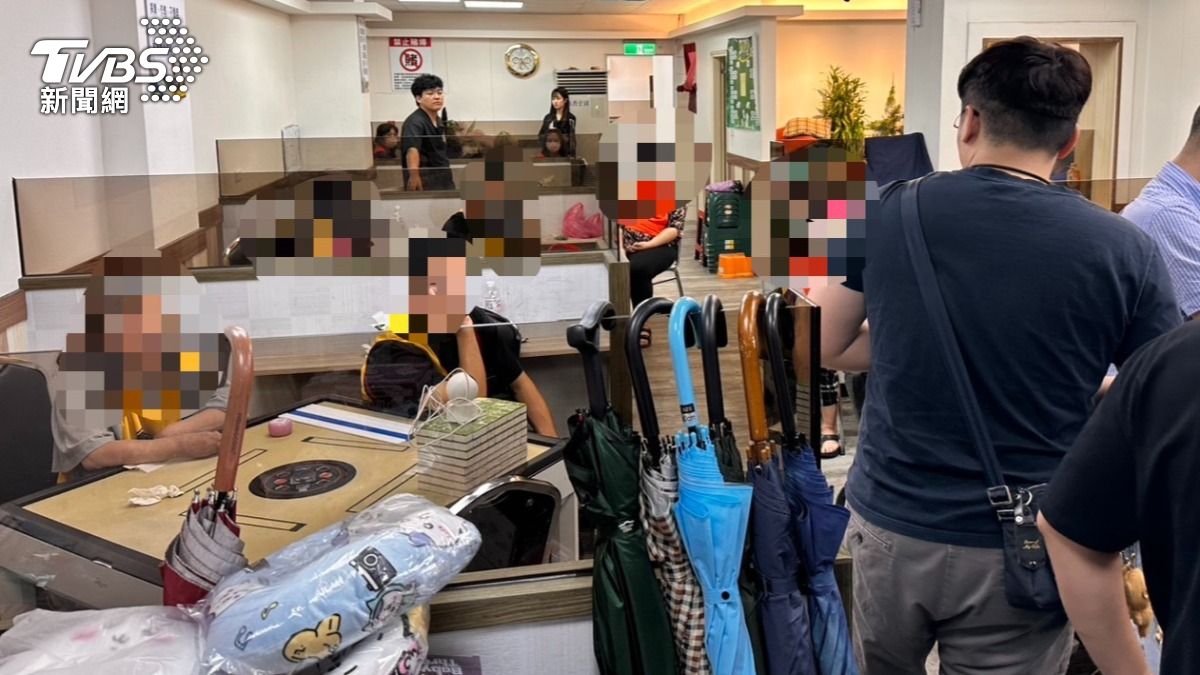棋牌社暗藏賭場還設「全勤獎」！負責人竟是輔大生　警逮25人